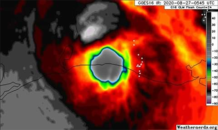 Imagen infrarroja que muestra el centro de Laura sobre Lousiana el 27.08.20 a las 05:45Z.