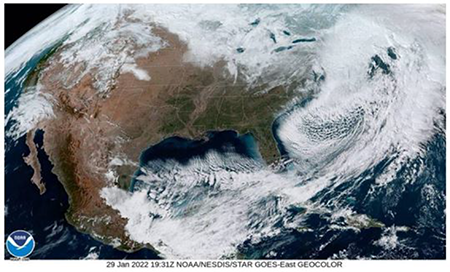 Nublados sobre gran parte de Cuba asociados al tr&aacute;nsito del noveno frente fr&iacute;o de la temporada invernal 2021-2022. Imagen GEOCOLOR del sat&eacute;lite GOES-16 del 29 de enero a las 19:31 UTC. Extra&iacute;da de https://rammb-slider.cira.colostate.edu/.