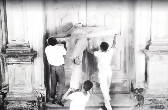 Sequ�ncia final do filme � conduzida pelo som de berimbaus e sinos