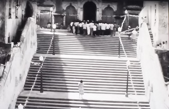 Sequ�ncia final do filme � conduzida pelo som de berimbaus e sinos