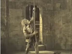 Quas�modo toca o sino entre uma a��o e outra do filme