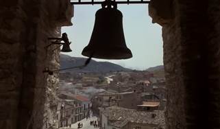 Do alto do campan�rio o sino parece marcar o ritmo da cidade