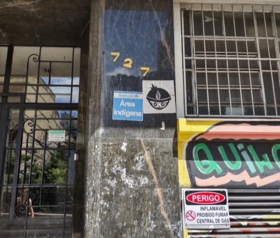 Stickers “Área indígena” e “Indiozinho Xadalu” aplicados em ponto do Centro Histórico de Porto Alegre