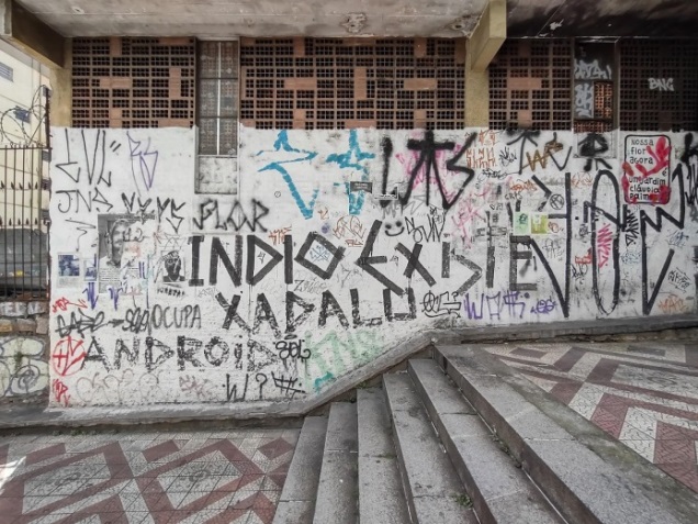 Pixo da frase “Índio Existe” na escadaria da Avenida Borges de Medeiros esquina com a Rua Duque de Caxias, no Centro Histórico de Porto Alegre