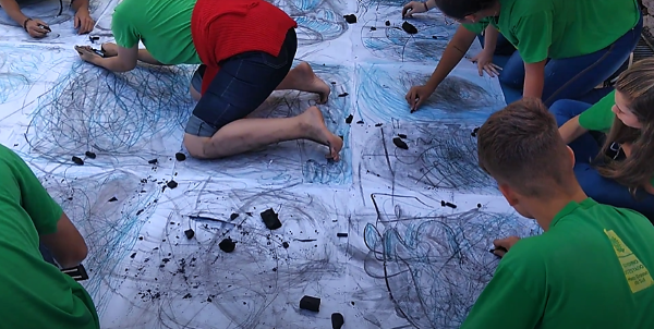 Registro do segundo momento da atividade de desenho performativo