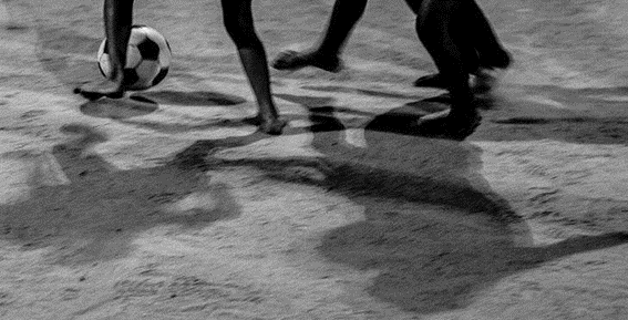 Fotografia de Leo Silva. Produzida durante a partida-treino dos Meninos de Deus, projeto social que atua na Comunidade Santa Filomena no Jangurussu (2018)