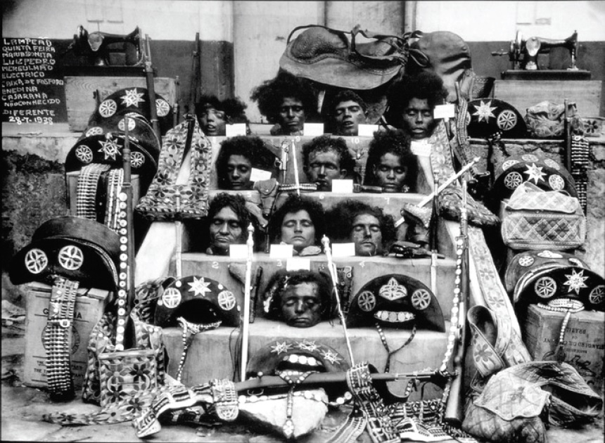 - Cabeças expostas na escadaria da Prefeitura de
Piranhas-AL, 1938