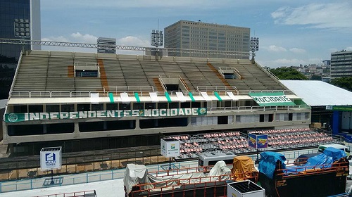 In&iacute;cio da decora&ccedil;&atilde;o das arquibancadas pela torcida Independentes da
							Mocidade