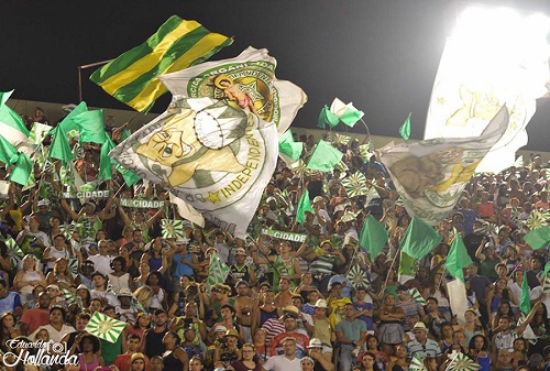 Torcida &ldquo;Independentes&rdquo; da Mocidade durante ensaio t&eacute;cnico no
							samb&oacute;dromo