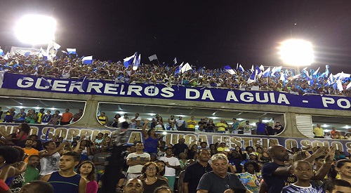 Torcida Guerreiros da &Aacute;guia em performance durante um ensaio t&eacute;cnico
							de 2016