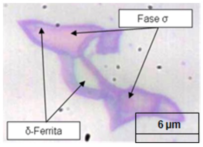 Micrografía en 500x. Ataque con KOH, solución electrolítica de 2,5 V en pocos segundos.