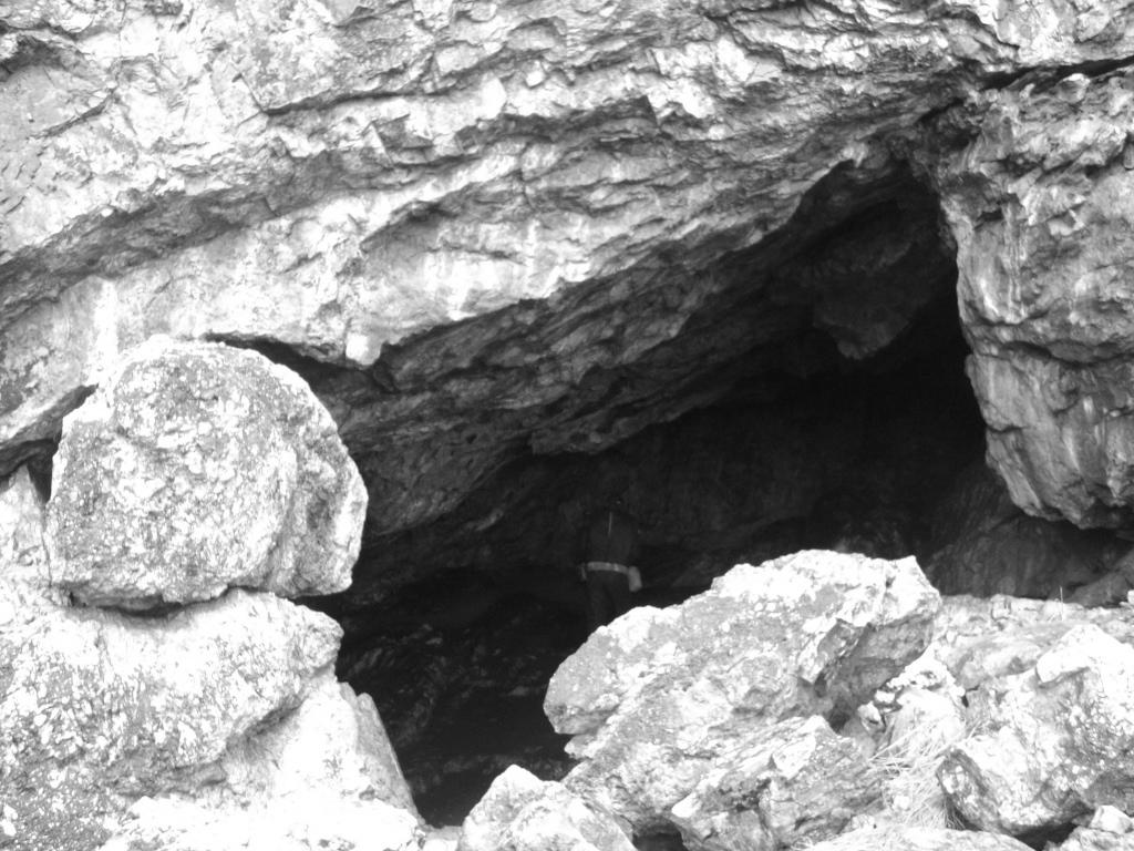 Entrada a la Gruta El
Ermitaño en el macizo principal de las Galeras de El Baúl.