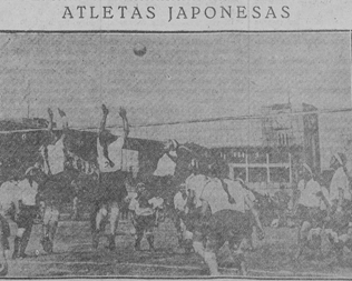 “Gran entusiasmo despliegan estas muchachas japonesas en lucha por el título de Volley Ball”. Es ésta una vista de la partida final del Campeonato de “Todo el Japón, jugada en el estadio de Meiji en Tokio”. La Correspondencia de Valencia, 28 de diciembre de 1933, 6. Fuente: Biblioteca Nacional de España.