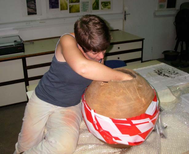 Excavación de
la urna Alatoe1 por Claude Coutet. Foto: Gérald Migeon.
