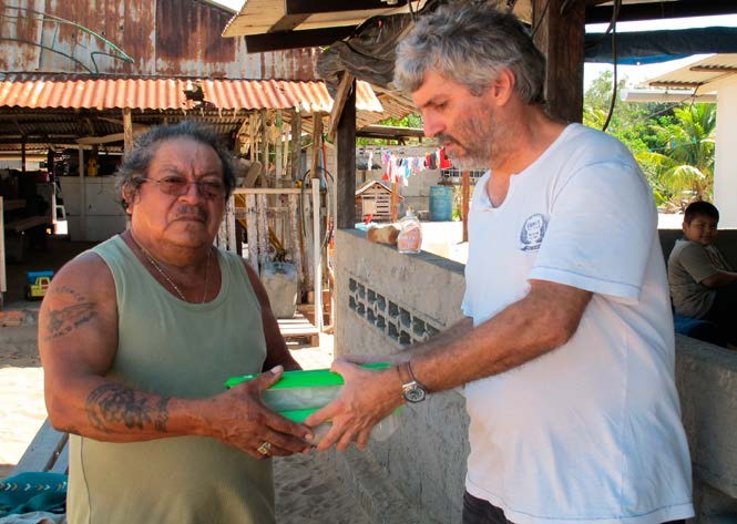 Devolución de la urna de 1997 al jefe tradicioanal Awala Daniel William, oct. 2010.