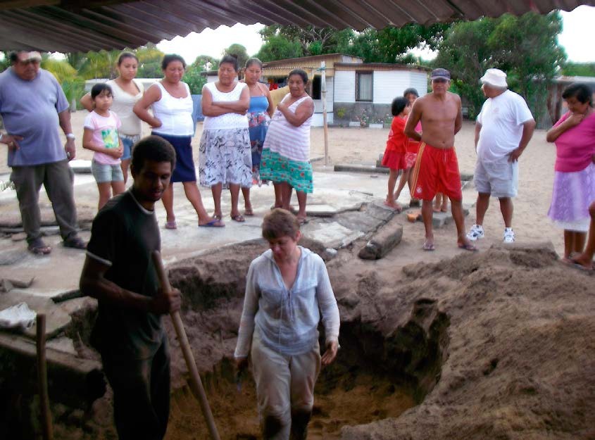 Poblacion kaliña y jefe
tradicional alrededor de la excavacion de la urna
Alatoe2. Foto. Gérald Migeon.