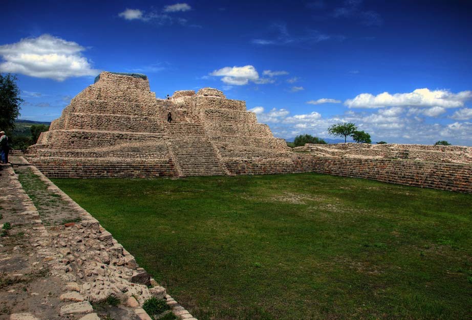 Basamento Piramidal del Complejo A y patio
asociado 