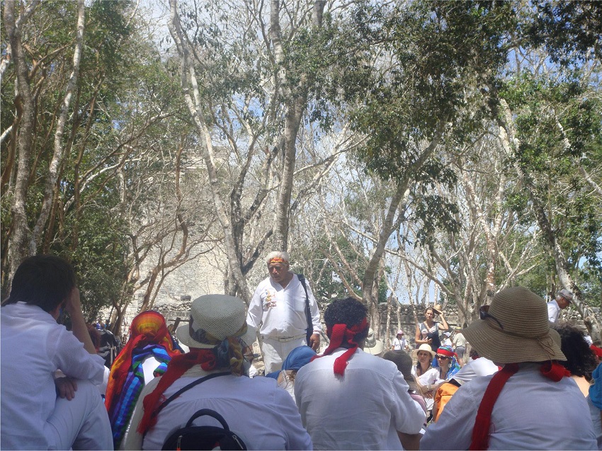 Ceremonia cham&aacute;nica a grupo de excursionistas italianos en zona
                    arqueol&oacute;gica. Chichen Itz&aacute;, M&eacute;xico. Fuente: Ren&eacute;e de
                    la Torre, 21 de marzo de 2012.