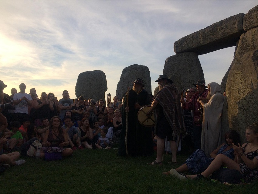 Celebraci&oacute;n del solsticio de verano en Stonehenge .Wiltshire,
                        Reino Unido.