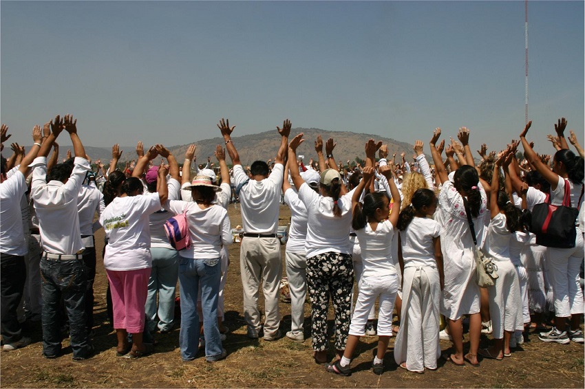 Ritual de carga de energ&iacute;a en sitio arqueol&oacute;gico. El
                        Ixt&eacute;pete, Jalisco, M&eacute;xico.