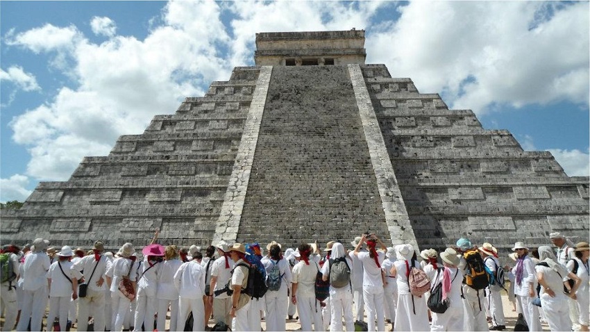Turistas espirituales durante el descenso de Kulkulk&aacute;n.