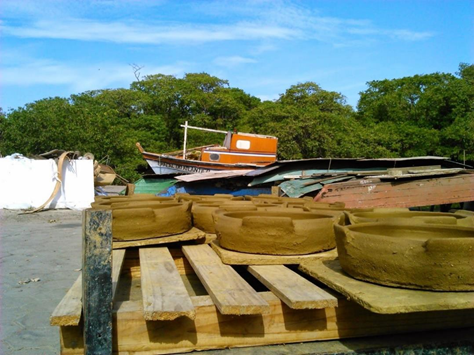 SECAGEM AO SOL DAS PANELAS DE BARRO FEITAS PELAS PANELEIRAS DE