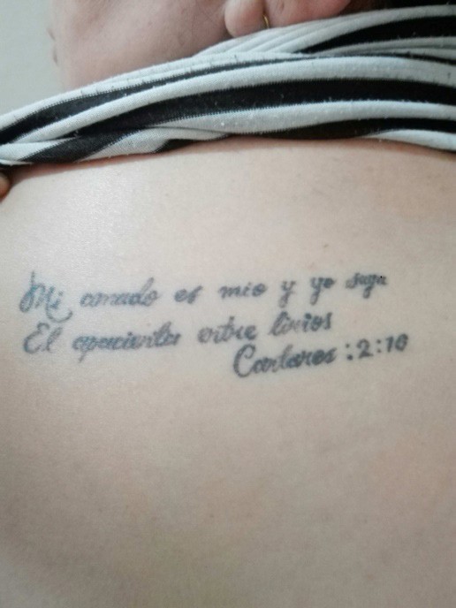 Tatuaje en la espalda de NR|. Fuente: Fotografa proporcionada por la entrevistada con su autorizacin para publi- carla.