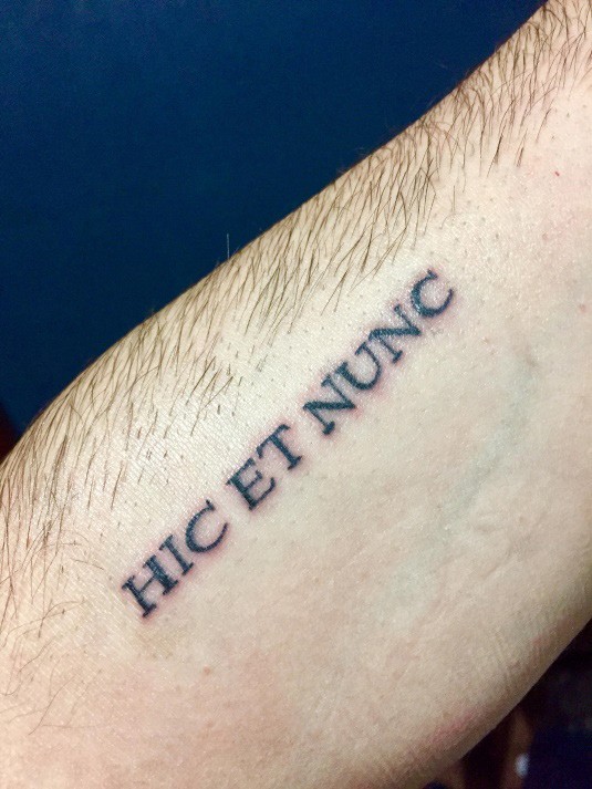 Tatuaje en el lado interno del antebrazo de AE