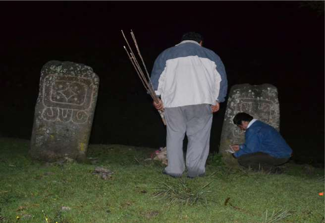 Representacin de las “piedras gemelas” y especialistas rituales tojolabales dejando las ofrendas, San Mateo Ixtatn, Guatemala/