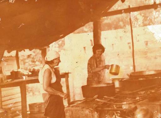 Mujeres cocinando en la comunidad en la dcada de los 80s.