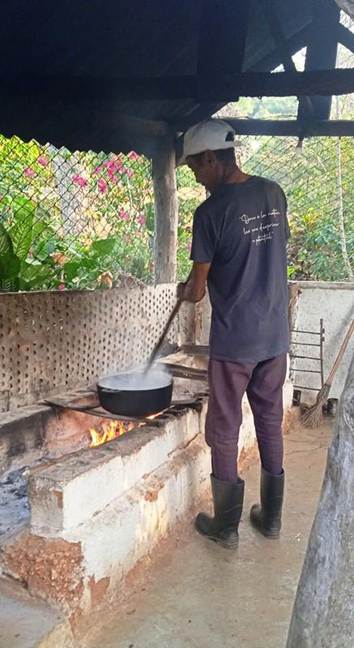 Campesino cocinando.