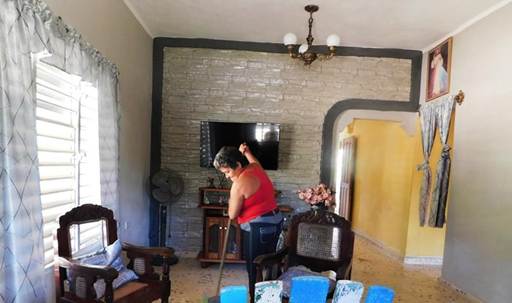 Campesina realizando labores domsticas remuneradas en otra casa.