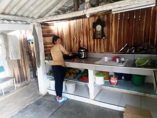 Mujer cocinando en la comunidad en la actualidad.