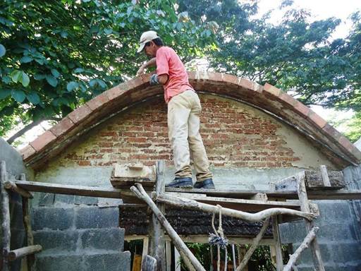 Campesino construyendo un techo de bveda con ladrillos fabricados en la comunidad.