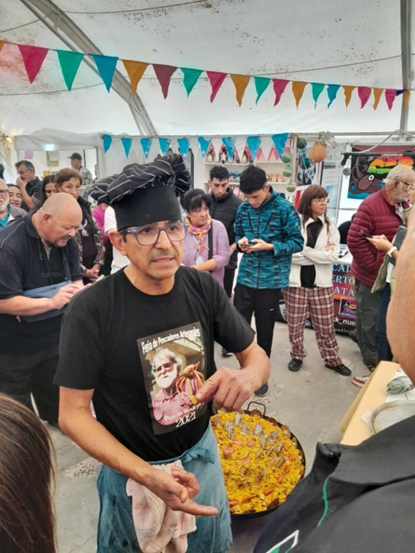 Pescador artesanal en un acto inaugural de la feria, elaborando la clsica paella