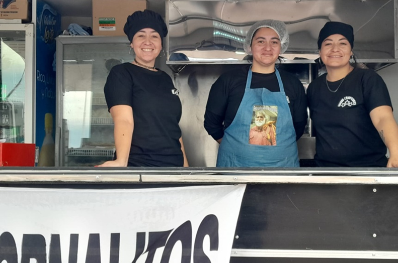 Familiares de pescadores artesanales en la venta de productos