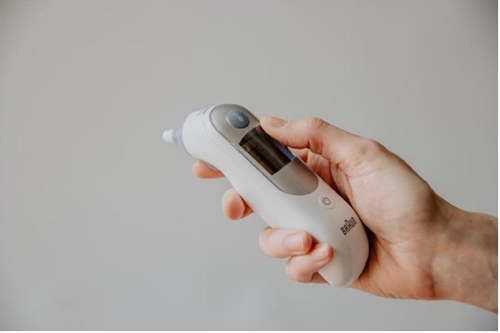 Term&oacute;metro de o&iacute;do infrarrojo desarrollado por David Phillips para el registro de la temperatura central de un cuerpo. Imagen obtenida de https://www.ncpedia.org/media/thermometer[10].