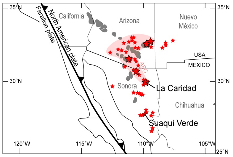 Mapa esquem&aacute;tico del suroeste de Estados Unidos de Am&eacute;rica y del noroeste de M&eacute;xico mostrando la posici&oacute;n aproximativa respecto a la costa actual de la fosa de subducci&oacute;n entre ~120 y ~40 Ma (l&iacute;nea negra gruesa; los tri&aacute;ngulos muestran la placa superior). Los yacimientos de tipo p&oacute;rfido de cobre (estrellas rojas, las grandes correspondiendo a yacimientos gigantes y s&uacute;per gigantes) del cluster de Arizona-Sonora (ASC, &aacute;rea roja). Los complejos de n&uacute;cleos metam&oacute;rficos formados durante la extensi&oacute;n Basin and Range est&aacute;n representados en gris oscuro. Modificado de Noury y Calmus [4].