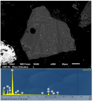 Identificaci&oacute;n de &oacute;xidos de plomo (part&iacute;culas blancas) con presencia de ars&eacute;nico y antimonio asociados a silicatos (matriz en color gris oscuro) en muestra de escoria metal&uacute;rgica