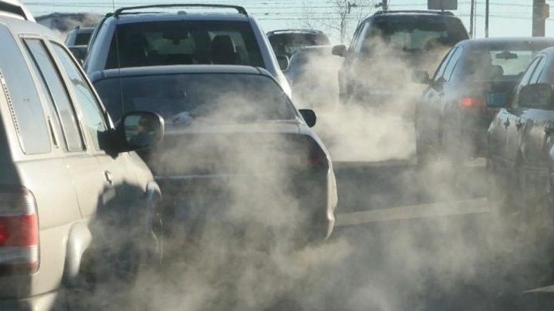 Emisi&oacute;n de gases t&oacute;xicos por el tubo de escape de un veh&iacute;culo de pasajeros en una zona urbana. Imagen obtenida de wired.com/story/think-ride-sharing-is-good-for-the-planet-not-so-fast/ 