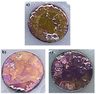 Comparaci&oacute;n de la capa de producto formada durante la reducci&oacute;n de la calcopirita en las voltametr&iacute;as lineales partiendo del OCP a -2.2 V vs SHE con diferente concentraci&oacute;n de &aacute;cido ac&eacute;tico a) 0.5 M, b) 1 M y c) 2 M.