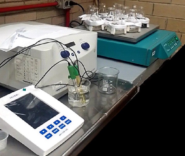 Reactor experimental con el multiparámetro para toma de datos y muestras. 