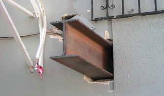 Inserci�n y montaje de viga met�lica para reestructuraci�n. Fuente, archivo personal (2012)