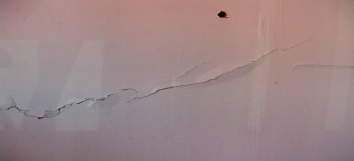 Expulsi�n de rellenos en grietas por recuperaci�n de deformaciones. Fuente, archivo personal (2012)