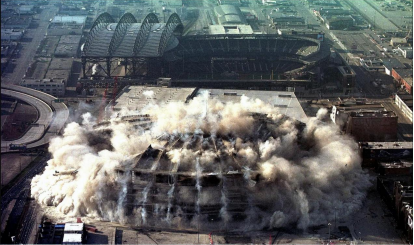 Demolici�n del Seattle Kingdome. Fuente [16].