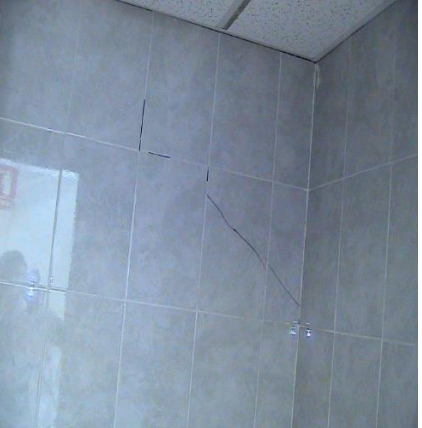 Recubrimientos cer�micos en los ba�os del segundo nivel. Fuente, archivo personal (2012).