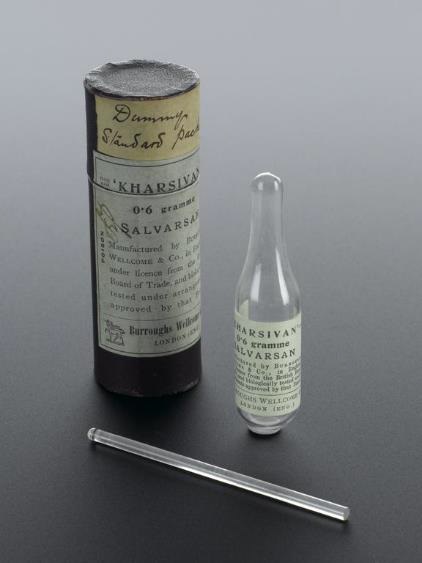Botella de Salvarsn inyectable manufacturada en Londres, Inglaterra, en el periodo del 1909 al 1914.