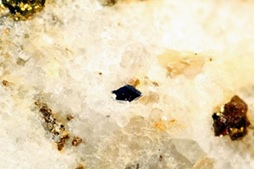 Molibdenita 3-R dentro de cuarzo (SiO2) y pirita (FeS2). [25]