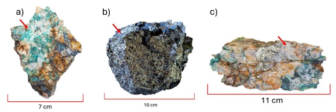 Trozos de mineral reducidos antes de la trituraci�n. Se logran identificar los minerales de malaquita (a), pirita (b), y calcopirita, bornita y cuarzo (c). (fotograf�as propias).