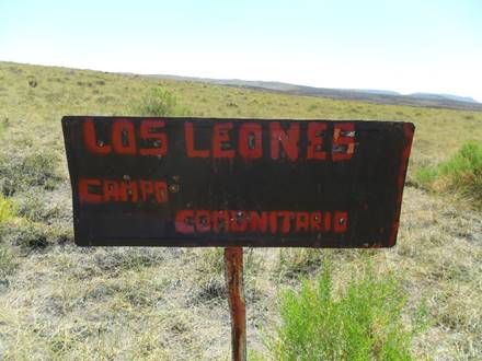 Cartel en la entrada al campo de Los Leones